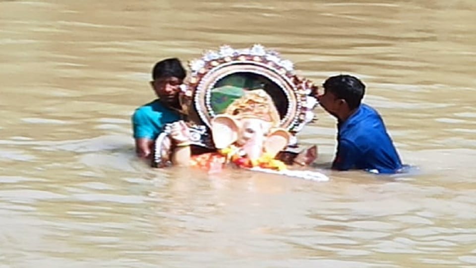 Four residents of Noida drowned while immersing Ganpati idol in Mayur Vihar