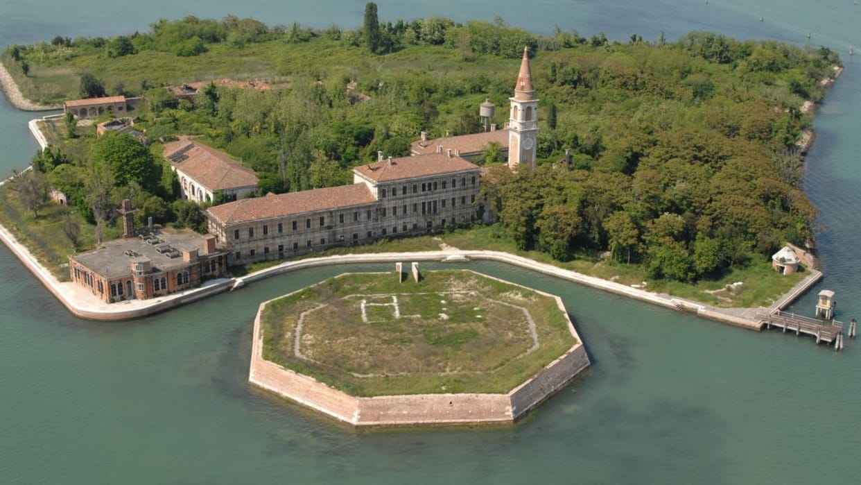 Cursed 'island of ghosts' packed with 160k corpses after Black death plague is left abandoned poveglia italy