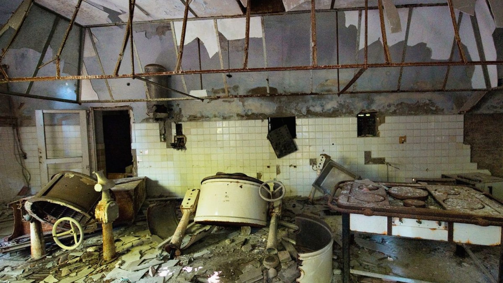Cursed 'island of ghosts' packed with 160k corpses after Black death plague is left abandoned poveglia italy