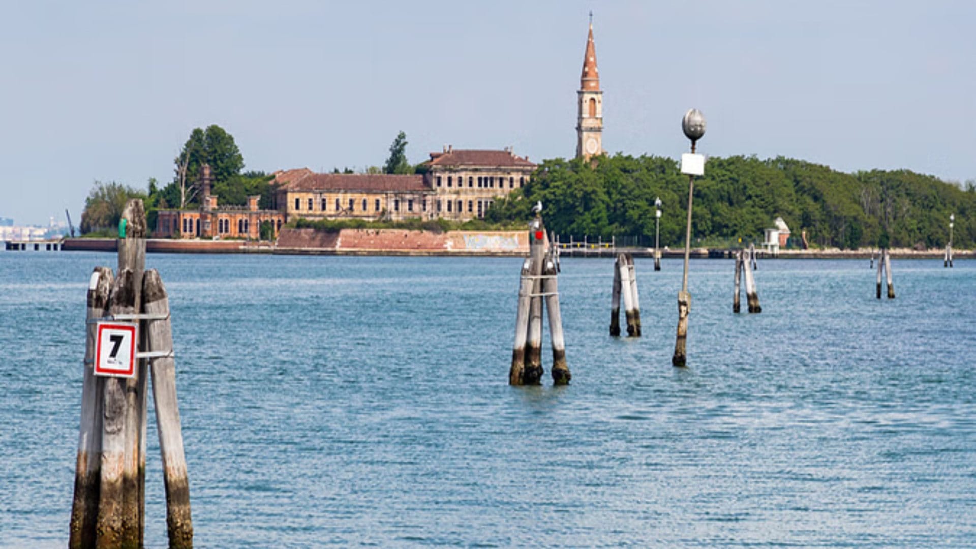 Cursed 'island of ghosts' packed with 160k corpses after Black death plague is left abandoned poveglia italy