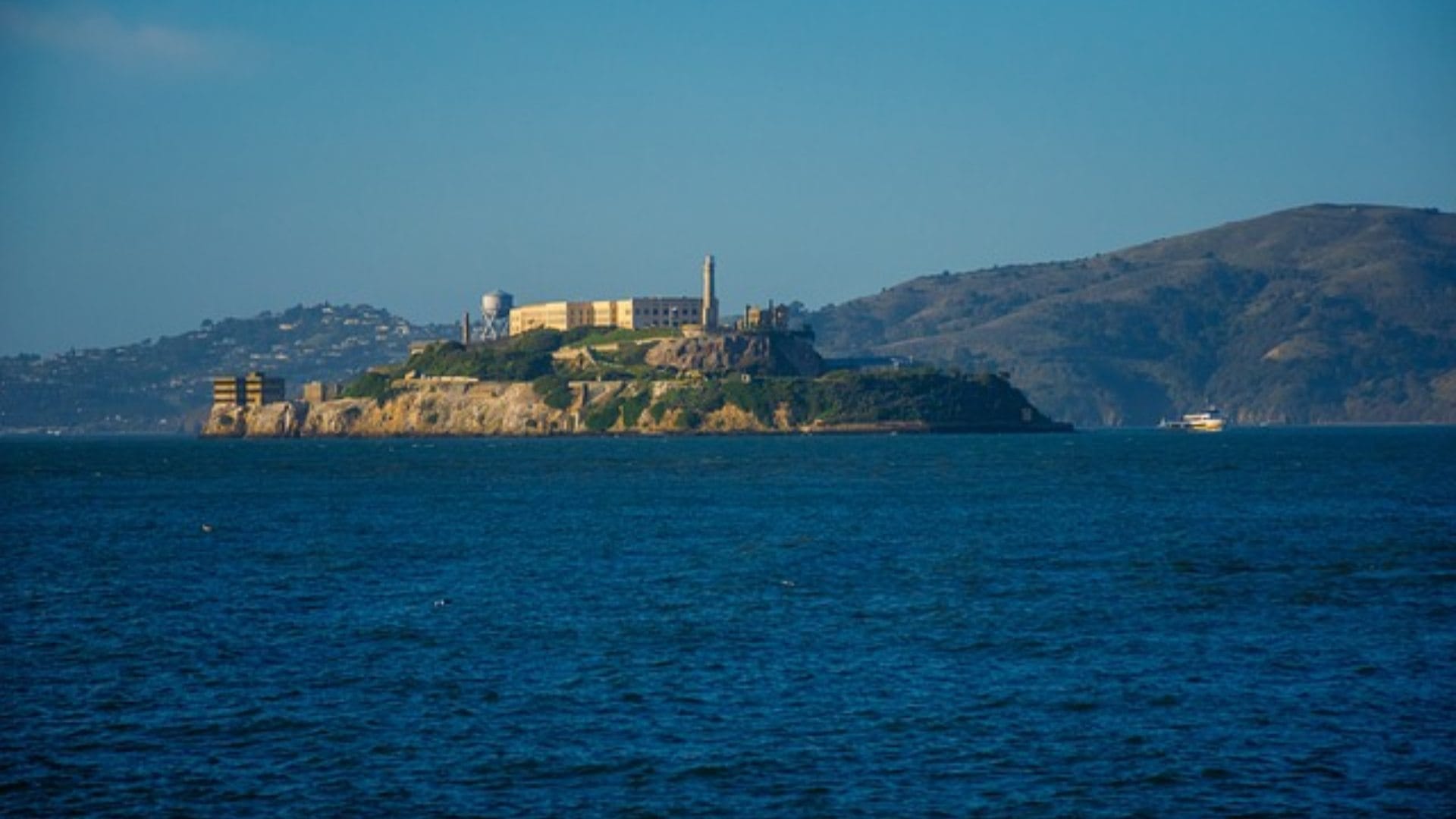 Cursed 'island of ghosts' packed with 160k corpses after Black death plague is left abandoned poveglia italy