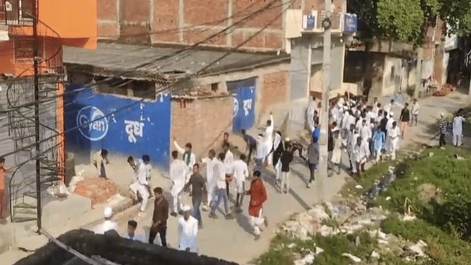 Kushinagar Youths created disturbance in Eid Miladunnabi procession pelted stones at house
