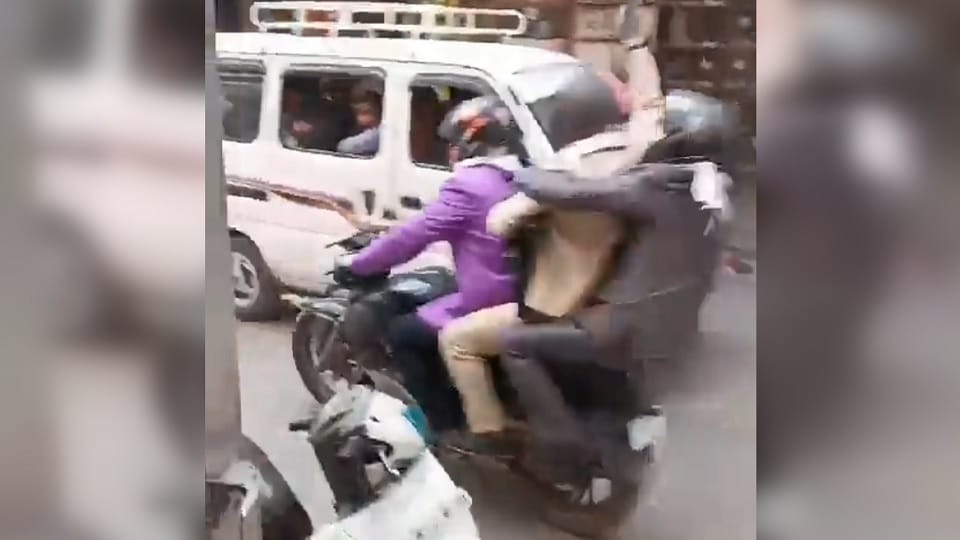 Three armed criminals looted jewelery worth Rs 30 lakh from the showroom