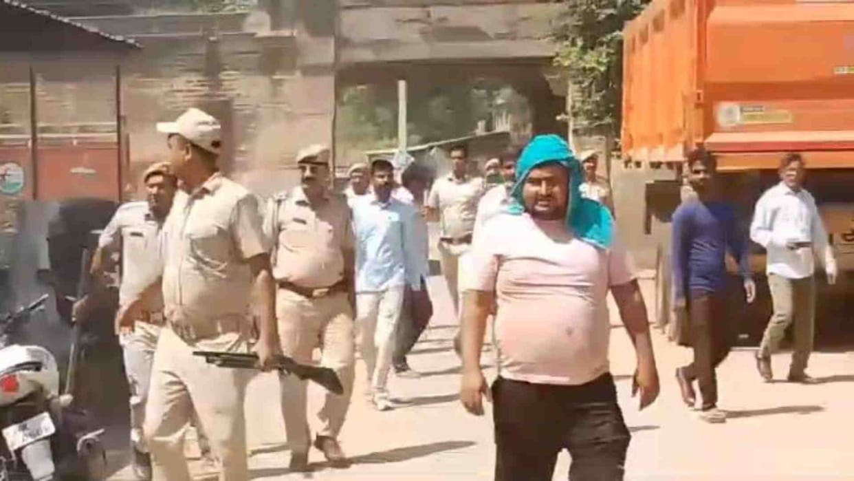 Policeman dies after falling from roof in Deeg