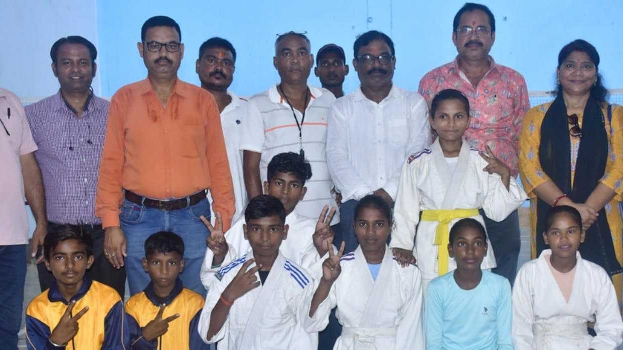 Amar Ujala's passion for sports: Players showed talent in badminton, table tennis and handball.