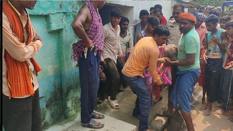 Elderly woman buried under debris due to collapse of dilapidated house in Mungeli
