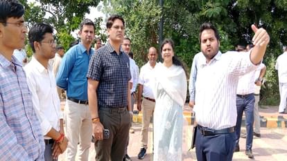 Divisional Commissioner inspected Mehtab Bagh Taj View Point Eleven Steps and in front of Agra Fort In Agra