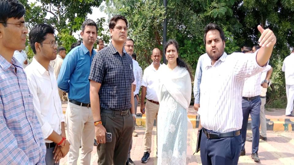 Divisional Commissioner inspected Mehtab Bagh Taj View Point Eleven Steps and in front of Agra Fort In Agra