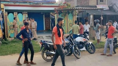 मौके पर जुटी भीड़।