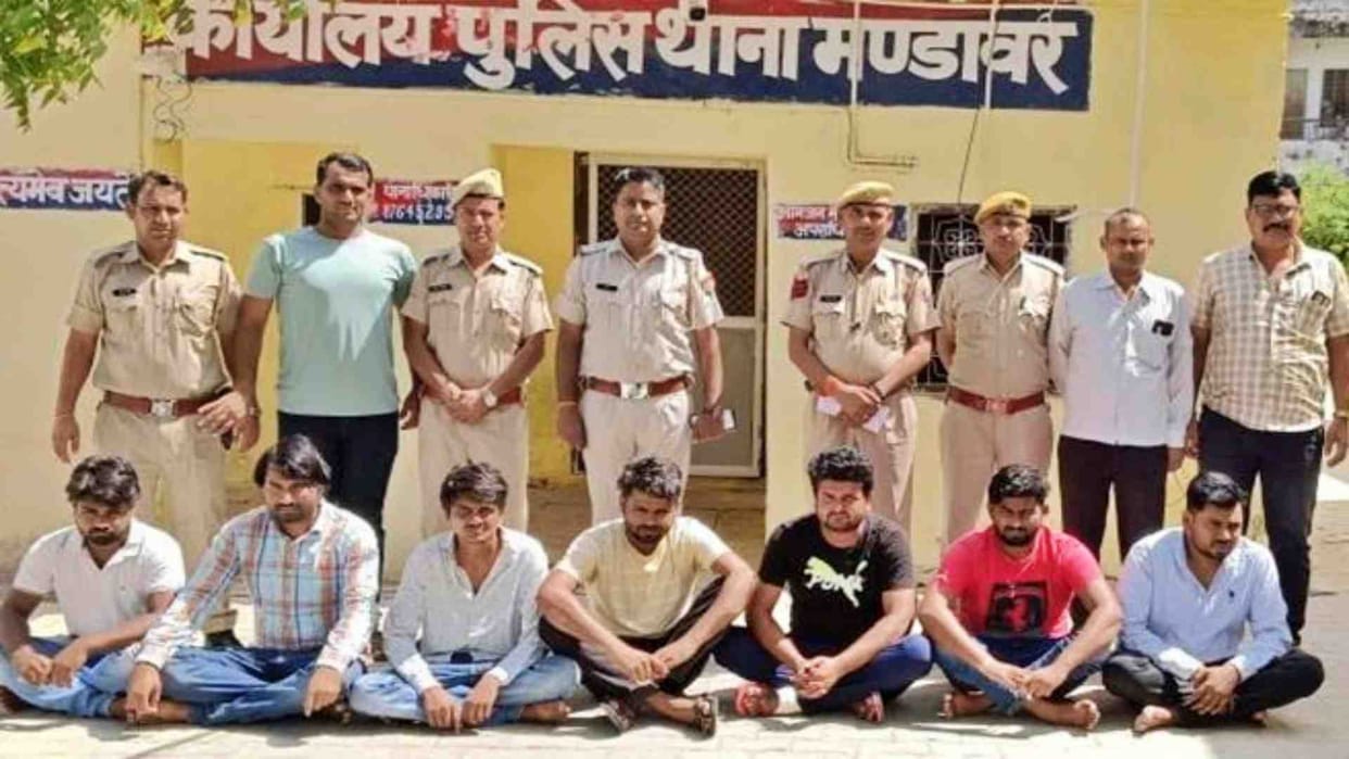 Mandawar police station arrested seven miscreants from Banavad valley.