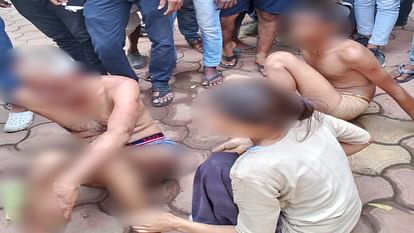 Rajgarh News: वकील और उसके बेटे को अर्धनग्न कर बीच सड़क पर बेल्ट से पिटाई, तीन लोगों के खिलाफ मामला दर्ज Rajgarh News Lawyer and his son stripped half naked and beaten with belt in the middle of the road