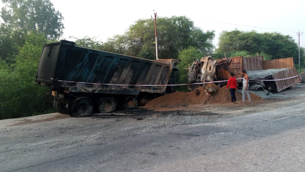 Two dumpers collide in Jhansi driver and conductor burnt alive