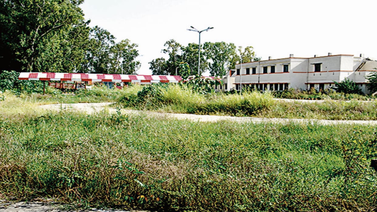 Meerut: There is no car for training in driving institute, EVMs are full in the classroom, track is useless