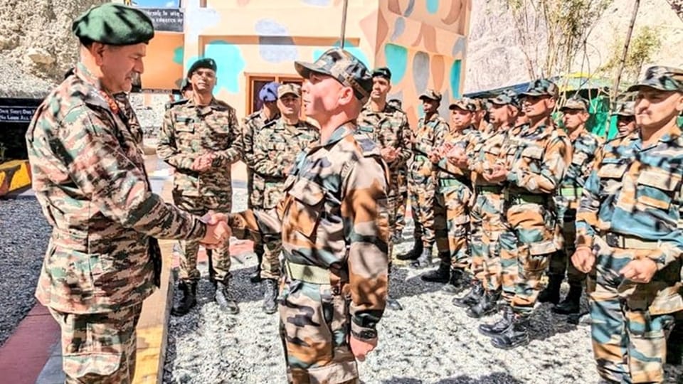 Northern Army cheif lt general Upendra Dwivedi Visits Forward Areas In Ladakh
