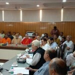 बैठक करते हुए।