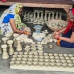 निजामाबाद में घर में दिये बनाती महिलाएं