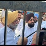 थाने के बाहर खड़े पंजाब कांग्रेस के नेता।