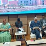 सुषमा ऑडिटोरियम में अपनी पत्नी सुदेश के साथ उपराष्ट्रपति जगदीप धनखड़ तथा वाइस चांसलर प्रो. अभय कुमार