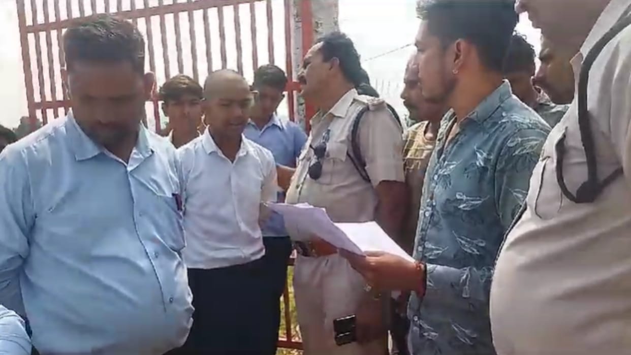 MP News: 50 children were tonsured in a school in Sidhi, when parents reached there they handed over TC