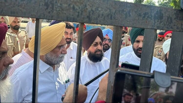 थाने के बाहर खड़े पंजाब कांग्रेस के नेता।