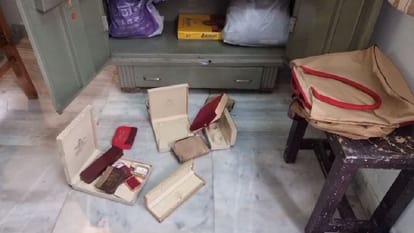 आगरा के सरलाबाग में चोरी: नोएडा गया हुआ था परिवार, चोरों ने ताले तोड़कर उड़ाया 17 लाख का माल Theft in Sarlabagh thieves broke locks and stole goods worth Rs 17 lakh Police engaged in investigation