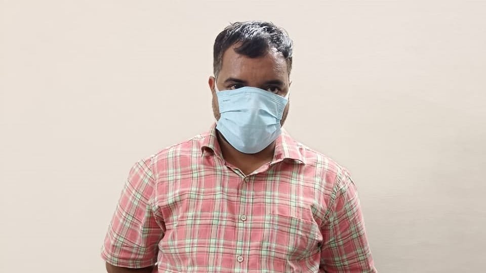 Babu of society and chit fund arrested for taking bribe in Agra