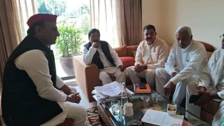 अखिलेश यादव के साथ मुलाकात की तस्वीर के कई सियासी मायने तलाशे जा रहे हैं।