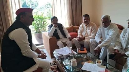 MP Election 2023: सपा प्रमुख अखिलेश यादव के साथ नजर आए भाजपा और कांग्रेस के नेता, लगने लगे बगावत के कयास MP Election 2023: BJP & Congress leaders seen with SP chief Akhilesh Yadav, speculations of rebellion started.