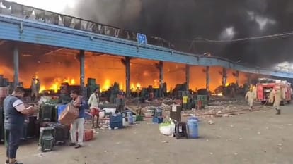 Delhi Fire: आजादपुर मंडी में लगी भीषण आग, दमकल की करीब 10 गाड़ियां मौके पर Massive fire broke out in Delhi s Azadpur Mandi fire service team on the spot