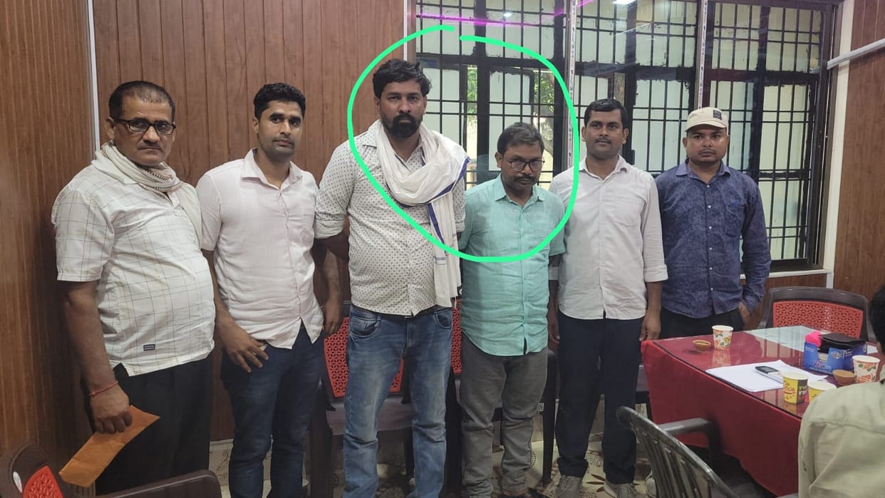 Anti corruption team caught two lekhpal red handed taking bribe in azamgarh