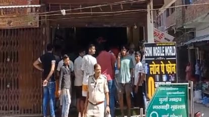 Bihar Crime: बेतिया में शटर कटवा गिरोह ने दिया बड़ी वारदात को अंजाम; दुकान से लाखों रुपये के मोबाइल किए चोरी Bihar Crime a gang broke the shutter and stole a mobile phone worth lakhs of rupees In Bettiah