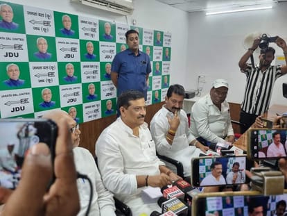 Bihar News : दरभंगा एम्स पर सियासत जारी, मंत्री संजय झा बोले- भाजपा के लोग भ्रम फैलाने का काम कर रहे Politics continues on Darbhanga AIIMS, Minister Sanjay Jha said - BJP people are working to spread confusion.