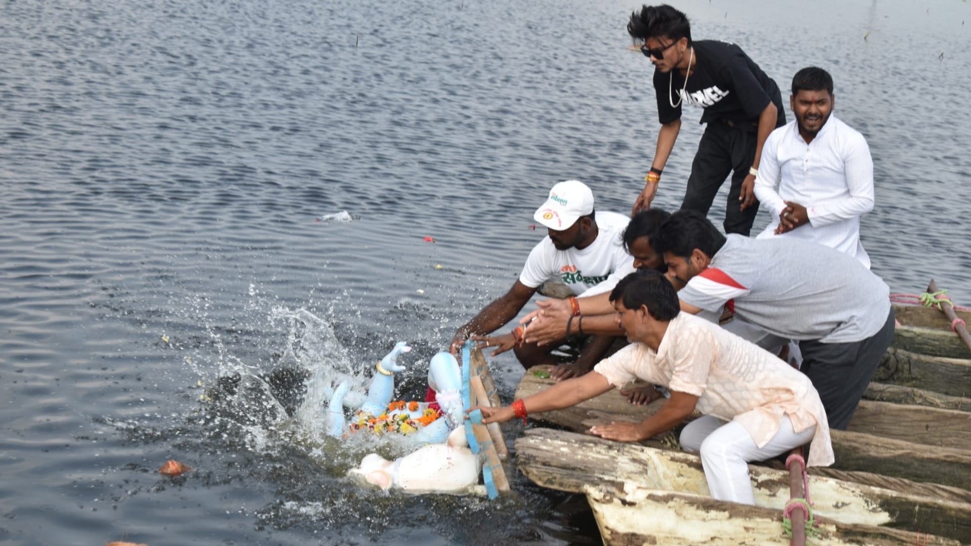 Damoh: Next year you come early... farewell to Bappa with cheers, a moving ceremony took place