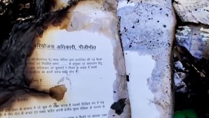 Pilibhit News: ऐसा चलाया सफाई अभियान... कार्यालय के रिकॉर्ड भी जला दिए, कंडम गाड़ी में भी लगी आग documents burnt due to garbage caught fire in Child Development Project office