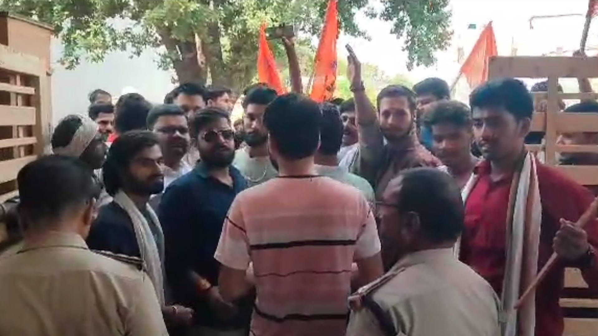 गुना के निजी स्कूल में बच्चियों के हिजाब पहनने से नाराज अभाविप ने प्रदर्शन किया।