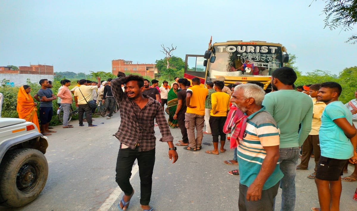 Tragic accident in ghazipur uncontrolled bike collided with pickup and rammed into bus three friends died