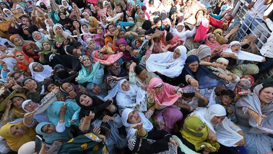 Eid-e-Milad: devotees get glimpse of holy relic Moe-e-muqaddas in Hazratbal Shrine srinagar after prayer