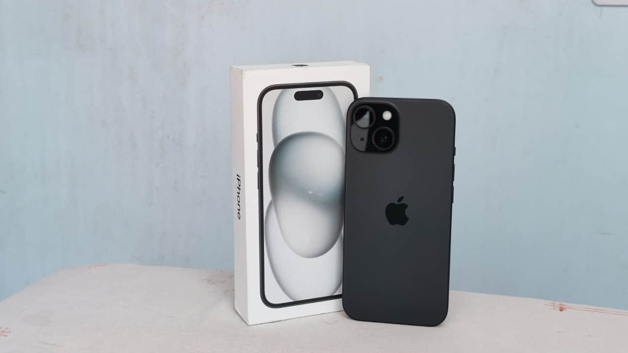 Google Pixel 8 Vs iPhone 15 full comparison with specifications display battery camera