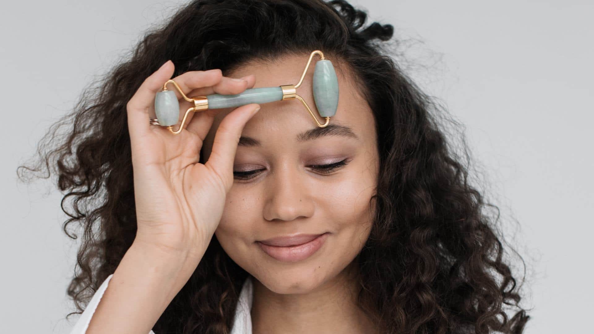 right way to use jade roller on face for massage in hindi