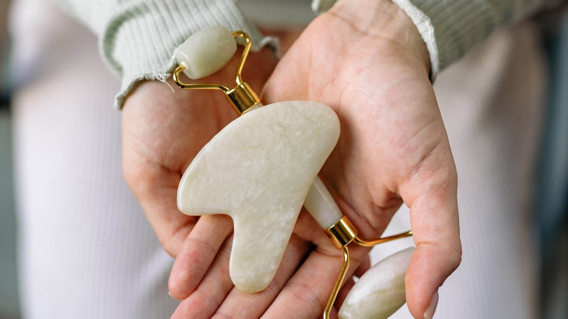 right way to use jade roller on face for massage in hindi
