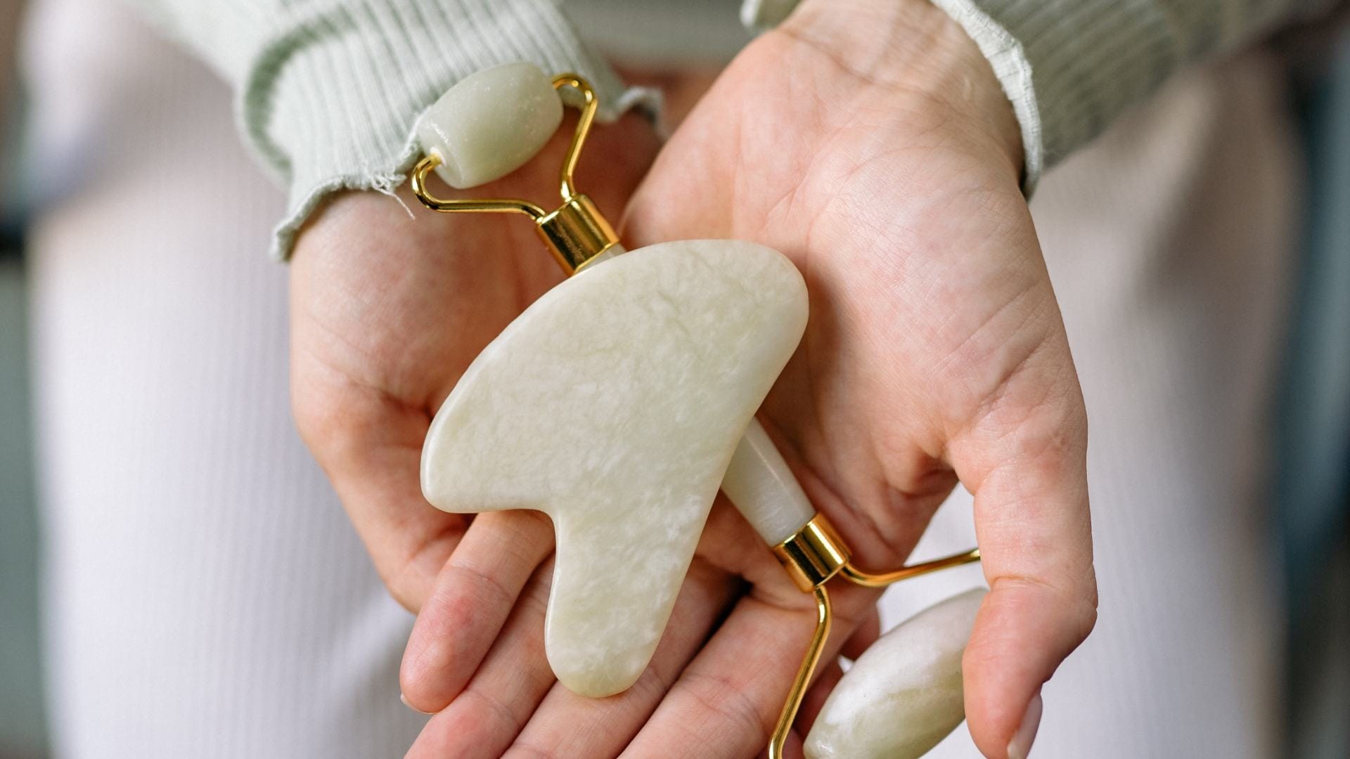 right way to use jade roller on face for massage in hindi