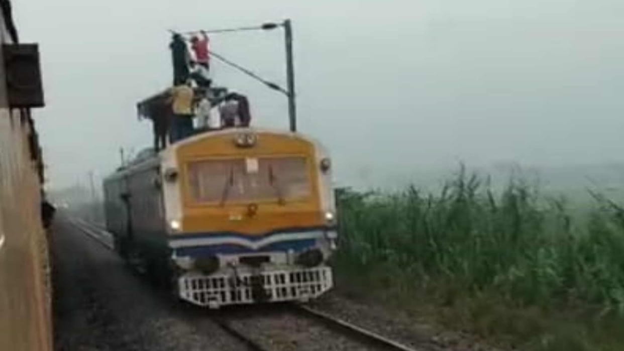 OHE line broken near Jagatbela station gorakhpur