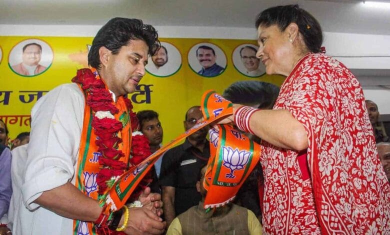 Jyotiraditya Scindia Likely To contest on Yashodhara's seat As Aunt withdrawal Her Name