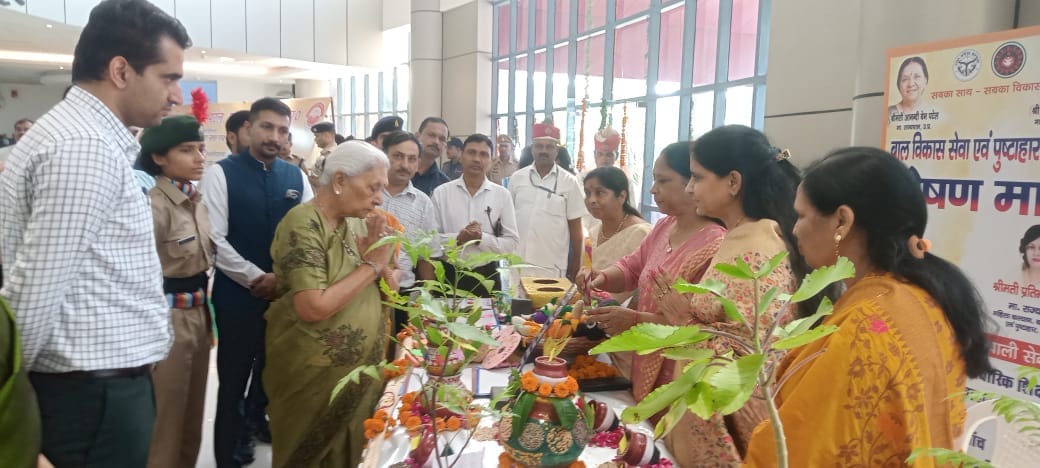 Nutrition Month in Kanpur, Governor Anandiben Patel arrived to distribute the kit, taught Anganwadis like a mo