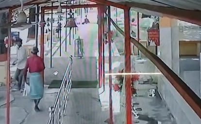 Unnao: मंदिर में घुसकर युवक ने की मारपीट, सेवानिवृत्त कानूनगो सहित तीन घायल, पुलिस ने युवक को बताया सिरफिरा A young man entered the temple and attacked him, three including retired lawmen were injured