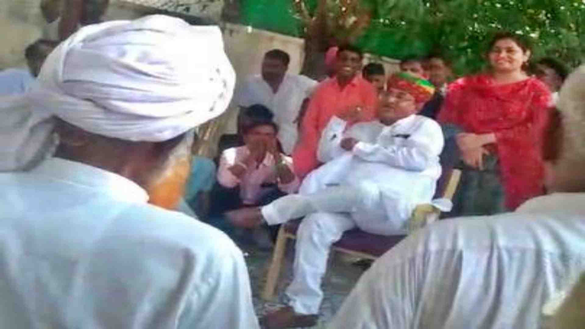 किसानों से बात करते मंत्री गोविंद राम मेघवाल।