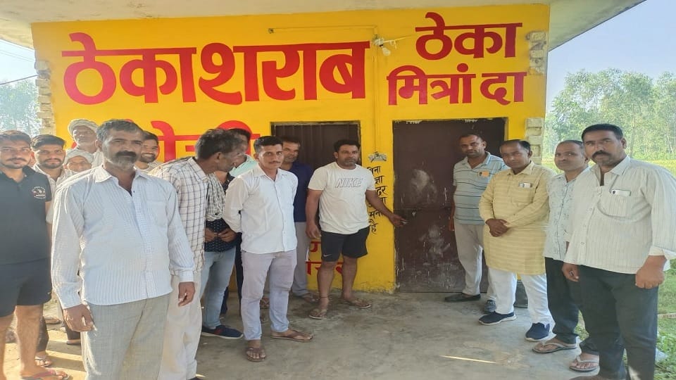 People locked liquor vends in Jhanda village of Yamunanagar