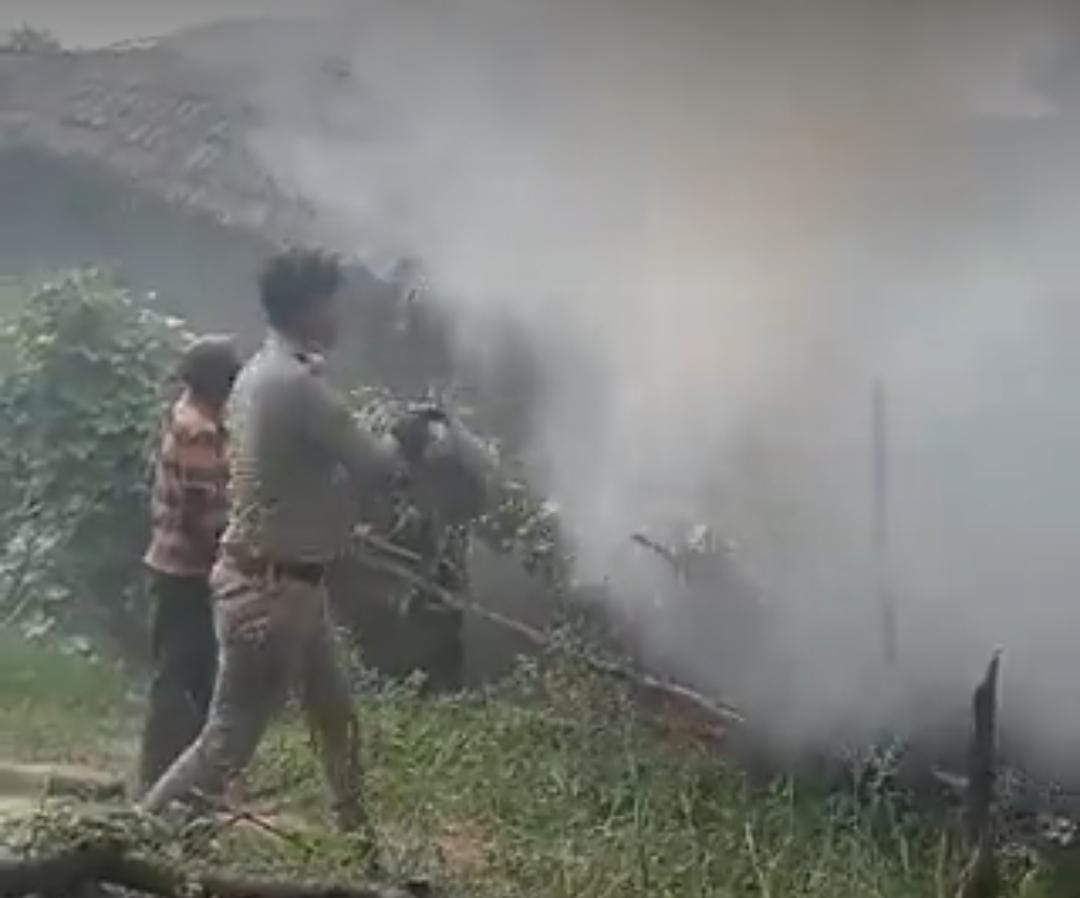 Amethi News: Police personnel extinguished the fire by taking water from hand pump