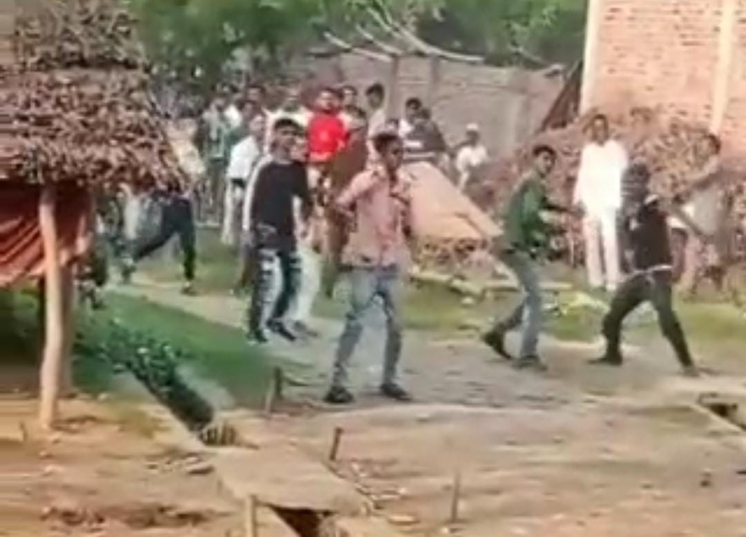 Sitapur News: People of Muslim community pelted stones to remove DJ, video goes viral
