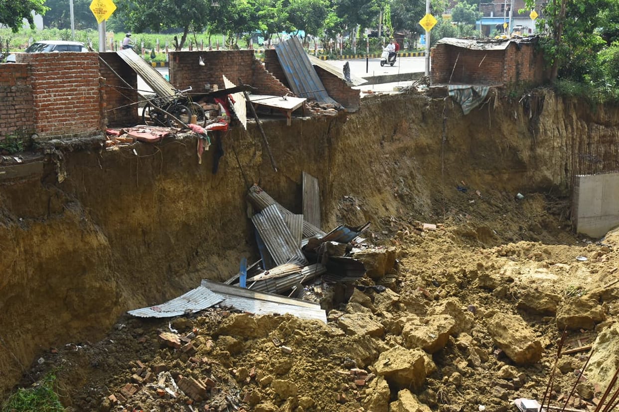 Lucknow: Accident due to illegal mining, FIR lodged against apartment owner and contractor